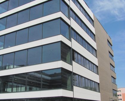 BUSINESS GARDEN, POZNAŃ, Conseil sur la façade en aluminium-verre et sur la façade ventilée en fibre-ciment