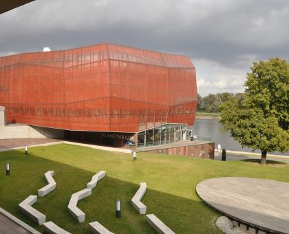 CENTRE SCIENTIFIQUE COPERNIC, VARSOVIE, Conseil sur la façade en aluminium - acier-verre et en panneaux fibre - ciment