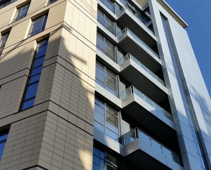 FIMBANK HEAD OFFICE, MALTA, Projet d’exécution et de lancement en fabrication de la façade entière: menuiserie en aluminium et verre, parement en composite, céramique