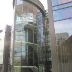 COLLEGIUM IURIDICUM NOVUM UAM, POZNAŃ, Conseil sur la façade en aluminium-verre et le parement en cuivre